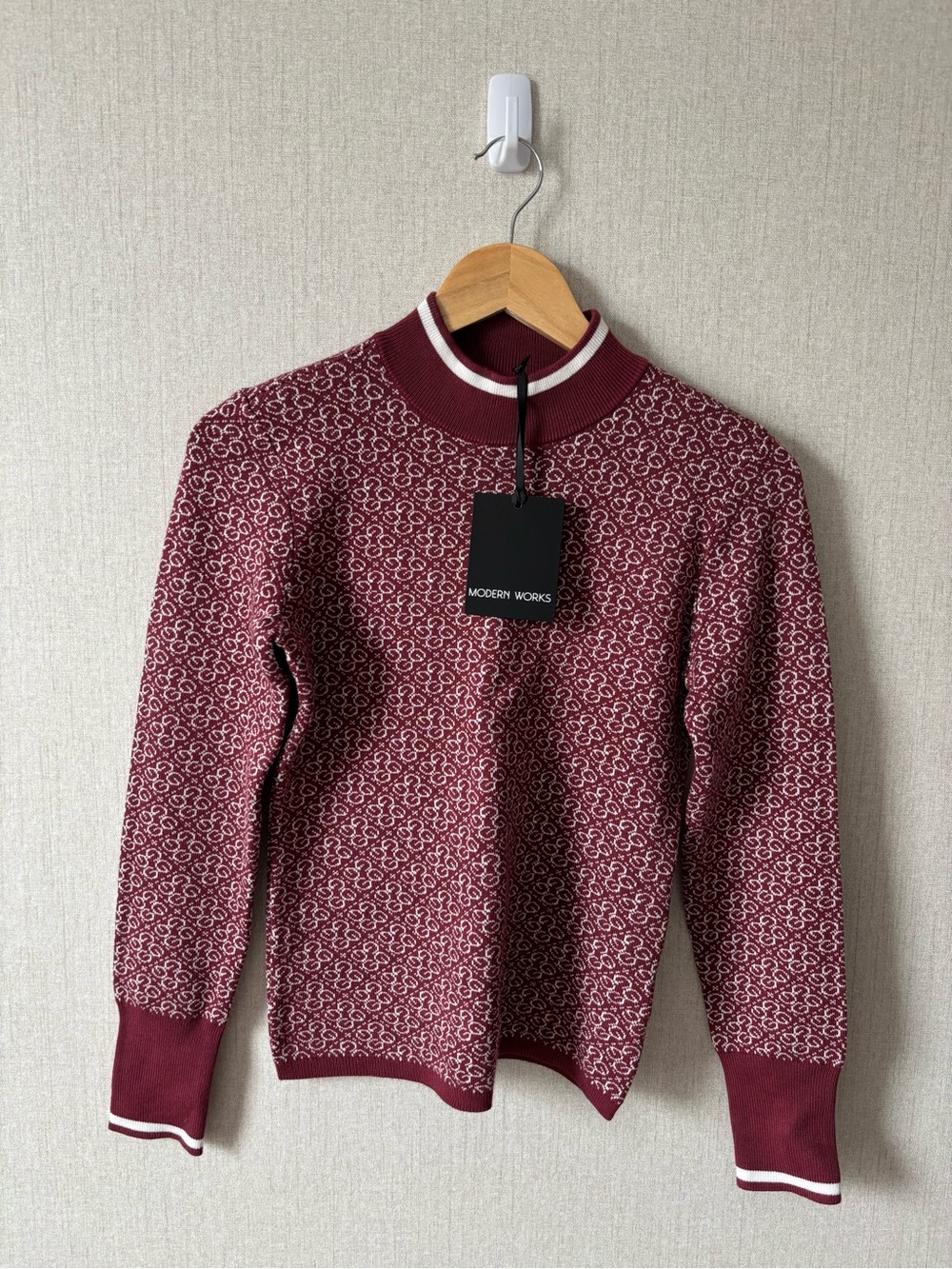 Guess women’s Burgundy and White Patterned Crewneck Sweatshirt